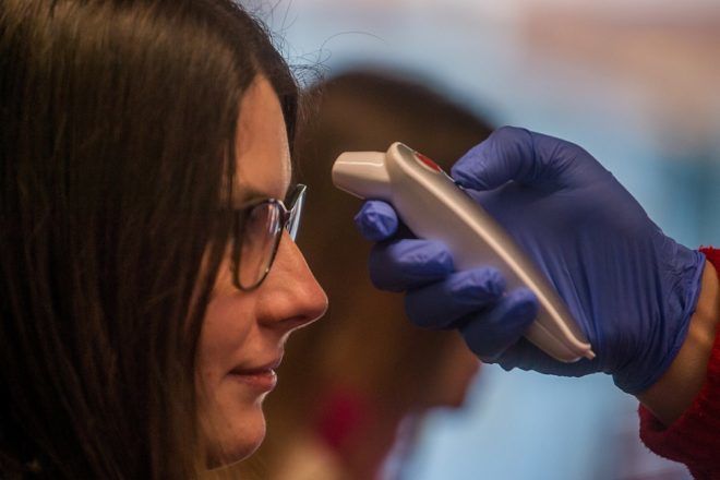 Hőkamera szolgálatban a Budapest Airporton - Fotó: MTI/Balogh Zoltán