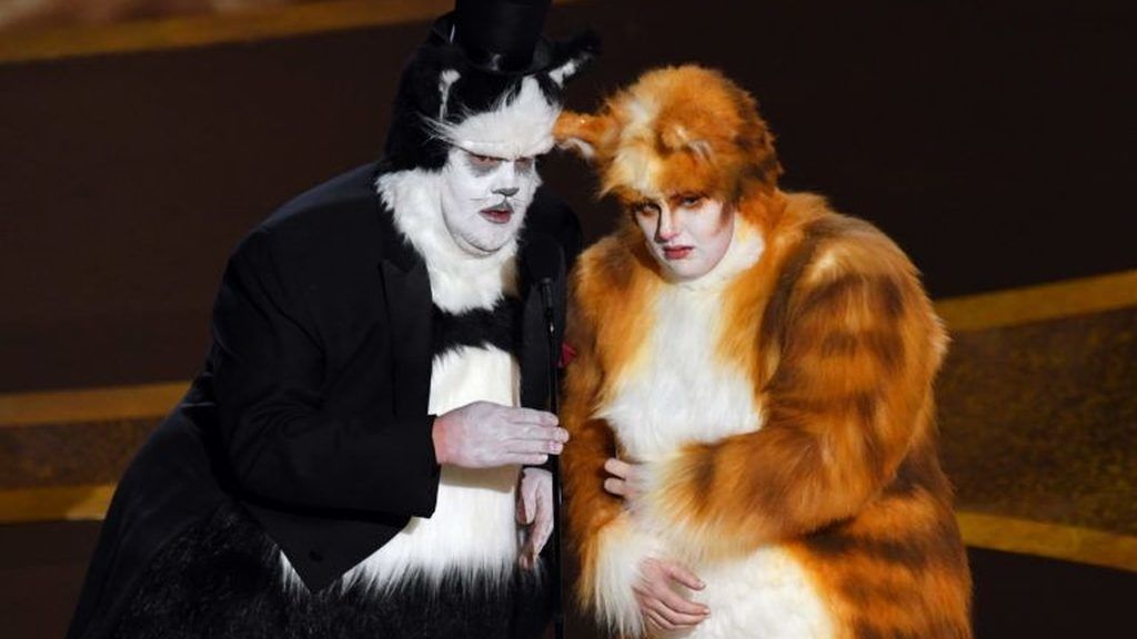 Jobbra Rebel Wilson macskának öltözve az Oscar-gálán (fotó: Kevin Winter/Getty Images)