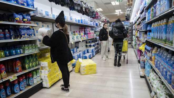 Egészségügyi termékek egy milánói szupermarket polcain (Fotó: Valeria Ferraro/SOPA Images/LightRocket via Getty Images)