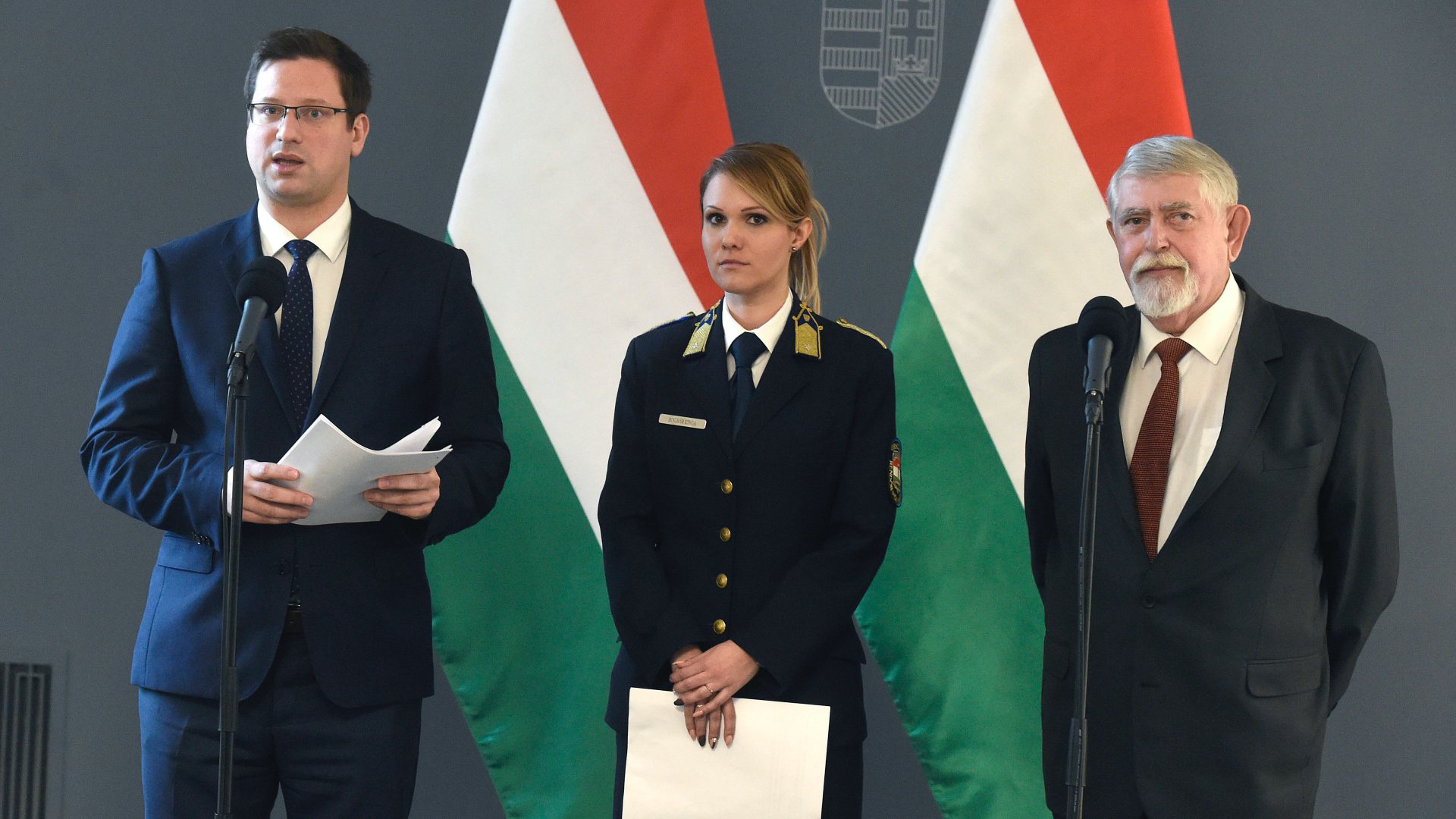 Gulyás Gergely, a Miniszterelnökséget vezetõ miniszter, Láng-Bognár Kinga, a koronavírus-fertőzés elleni védekezésért felelős operatív törzs szóvivője és Kásler Miklós, az emberi erőforrások minisztere (b-j) az új koronavírussal kapcsolatban tartott kormányzati sajtótájékoztatón a Karmelita kolostorban 2020. február 26-án (Fotó: MTI/Bruzák Noémi)