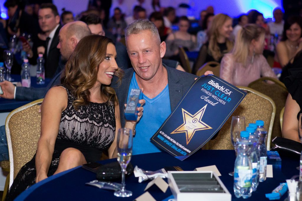 A Just Clear díjátadón Norbi és Réka is kapott egy-egy díjat. Norbi a beszédében annyit mondott: örül, hogy nem az év beszólásáét (Fotó: Geberle Berci / Just Clear)