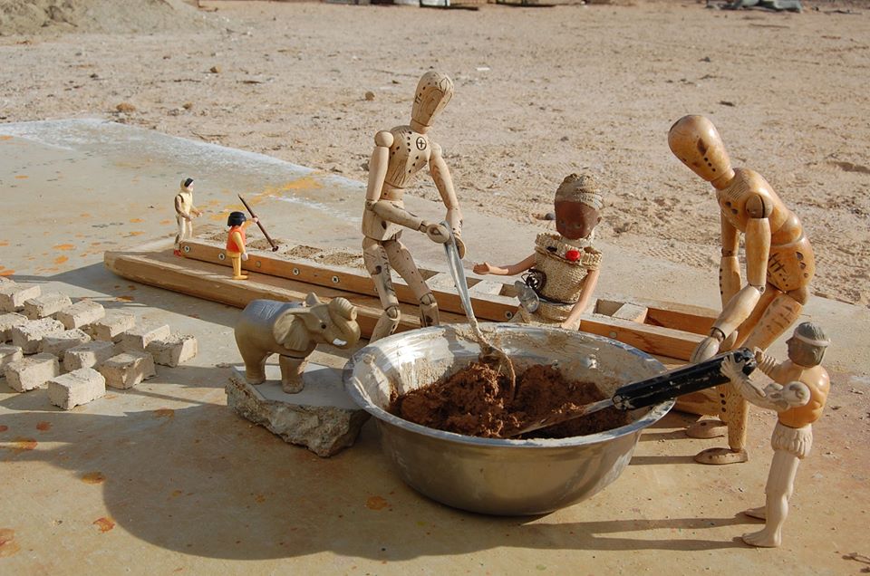 Ezen a képen épp téglákat készítenek a dolgos sunvale-i polgárok