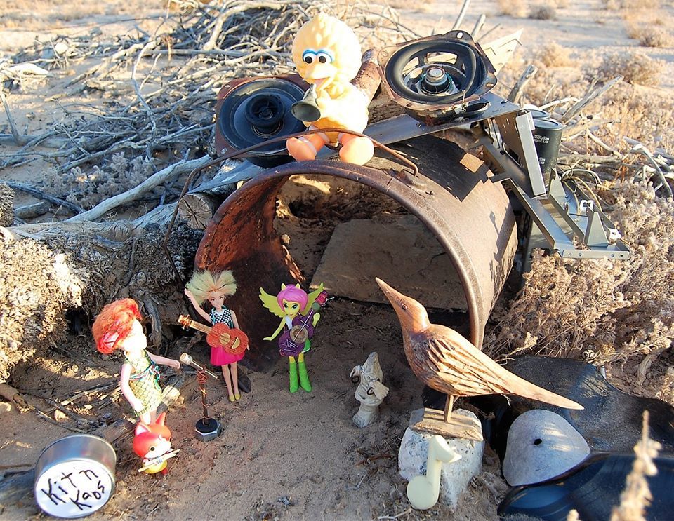 A Kit’n Kaos zenekar lemezfelvétele folyik a Low Echo Sounds stúdióban. A producer Less Ismore és Tweet Jones