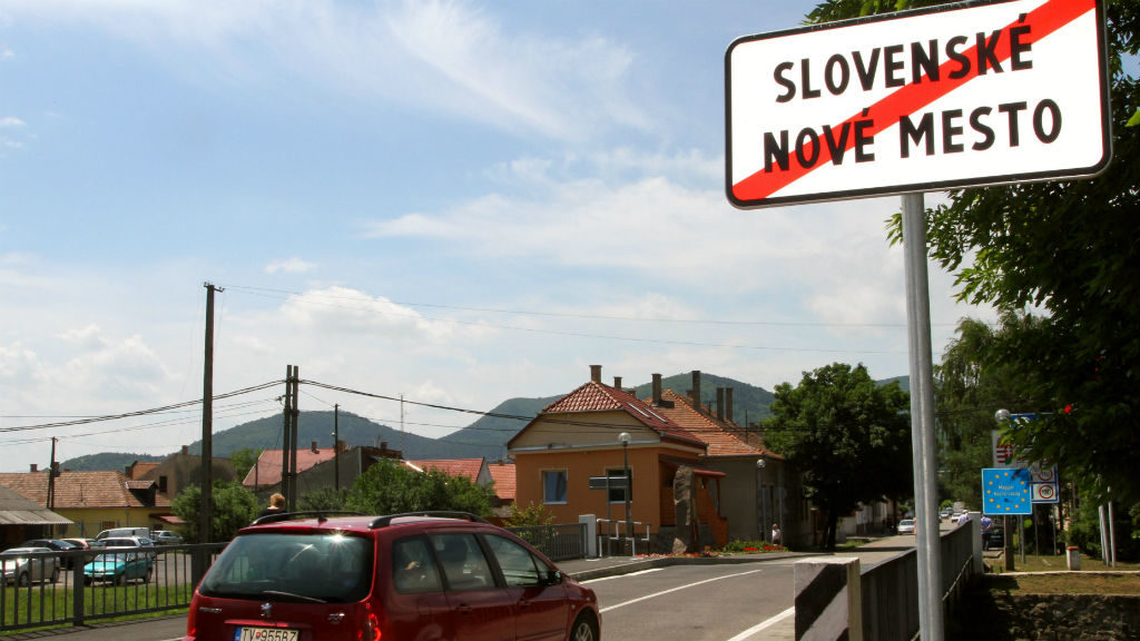 A Vöröskereszt tájékoztatja az utazókat a határon a koronavírus tüneteiről és a teendőkről - Képünk illusztráció / MTI Fotó: Vajda János