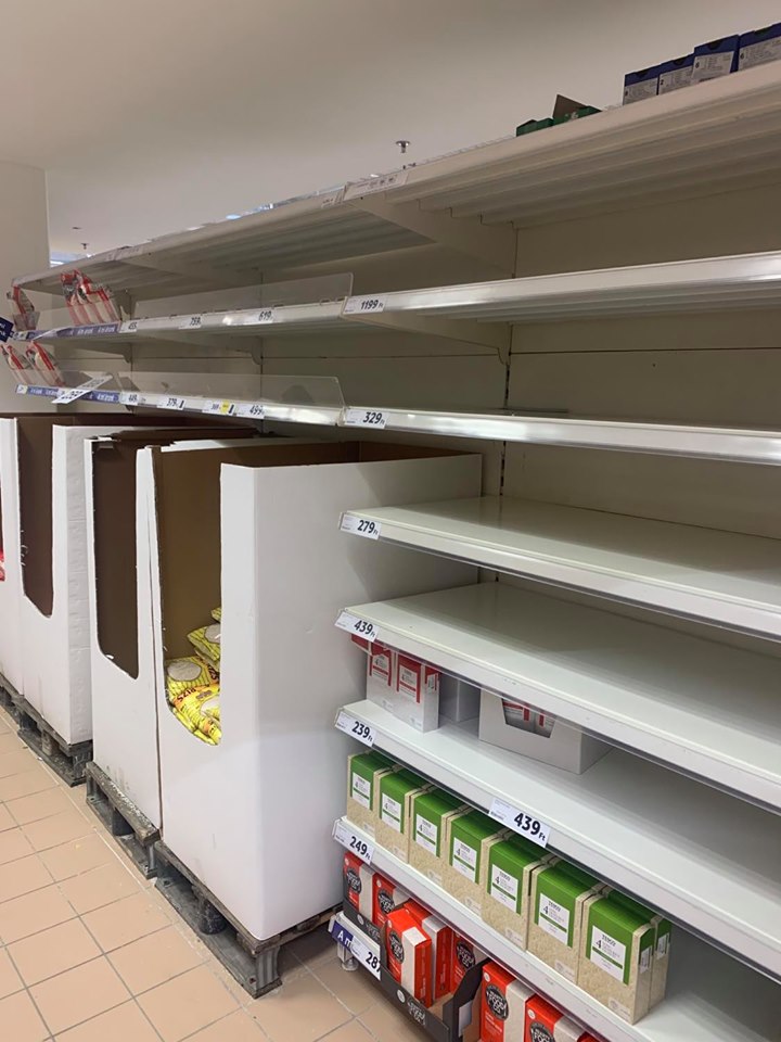 Üres polcok teljes rendszere a Bécsi úti hipermarketben - Fotó: nlc