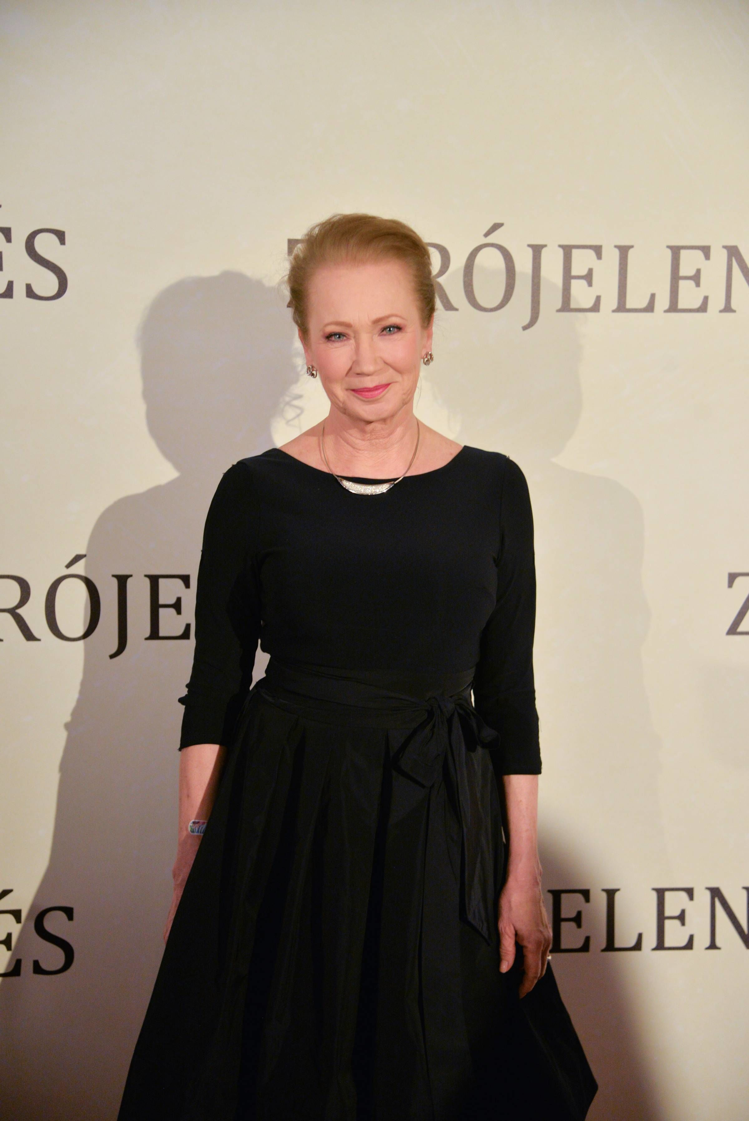Udvaros Dorottya ragyogóan nézett ki a Zárójelentés díszbemutatóján (Fotó: ACG)