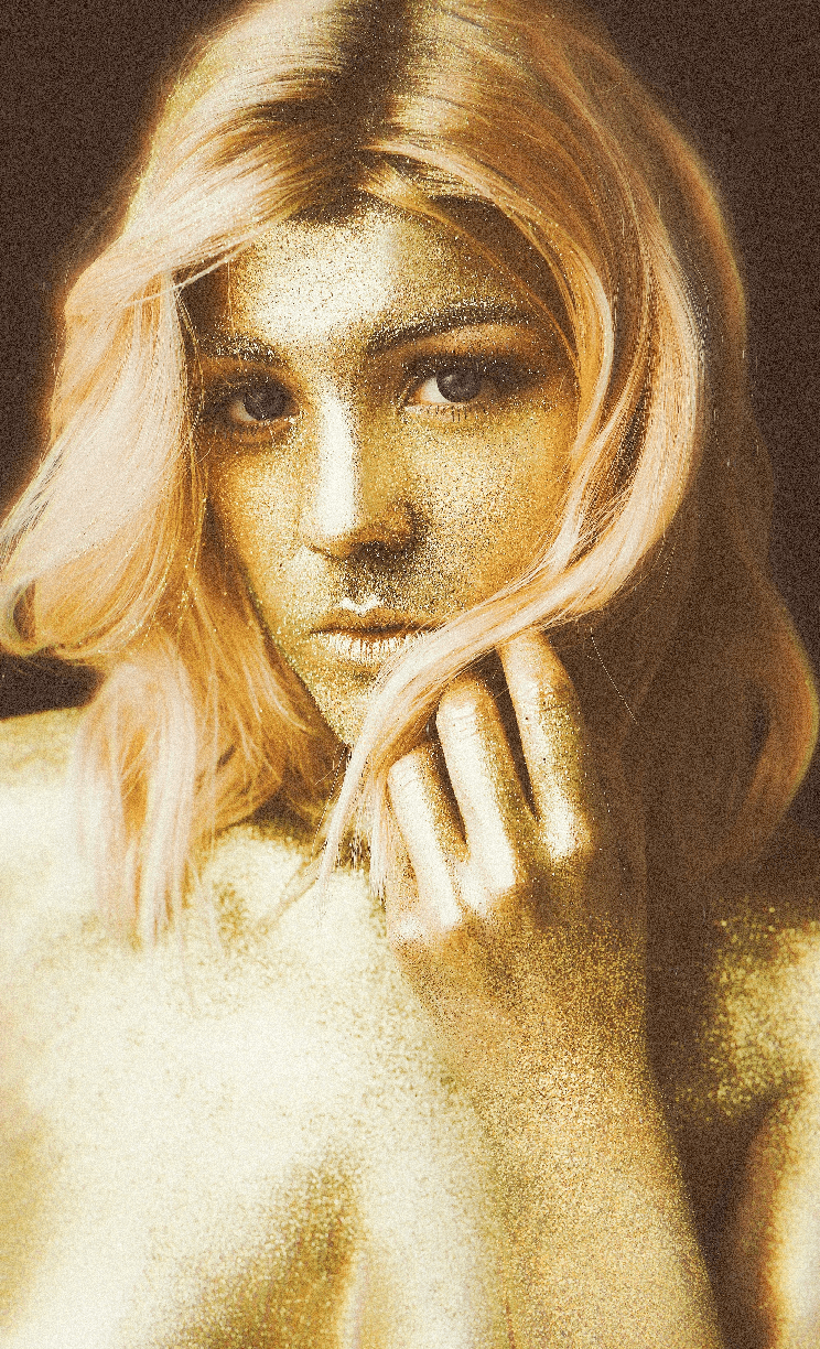 Arany Timi testét tetőtől talpig csillám borítja