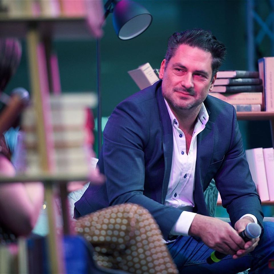 Árpa Attila az időseknek segít (Fotó: Facebook)