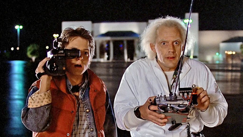 Michael J. Fox (b.) és Christopher Lloyd (j.) a Vissza a jövőbe első részében (Fotó: YouTube)