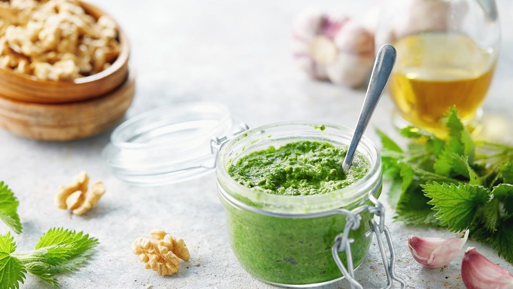 Sőt, pestót akár csalánlevélből is lehet készíteni, és azt még termeszteni sem kell (Fotó: Getty Images)