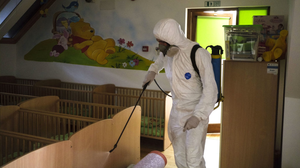 Fertőtlenítés végeznek egy csíkszeredai bölcsődében. A romániai iskolák, óvodák és bölcsődék már zárva tartanak (Fotó: MTI/Veres Nándor)