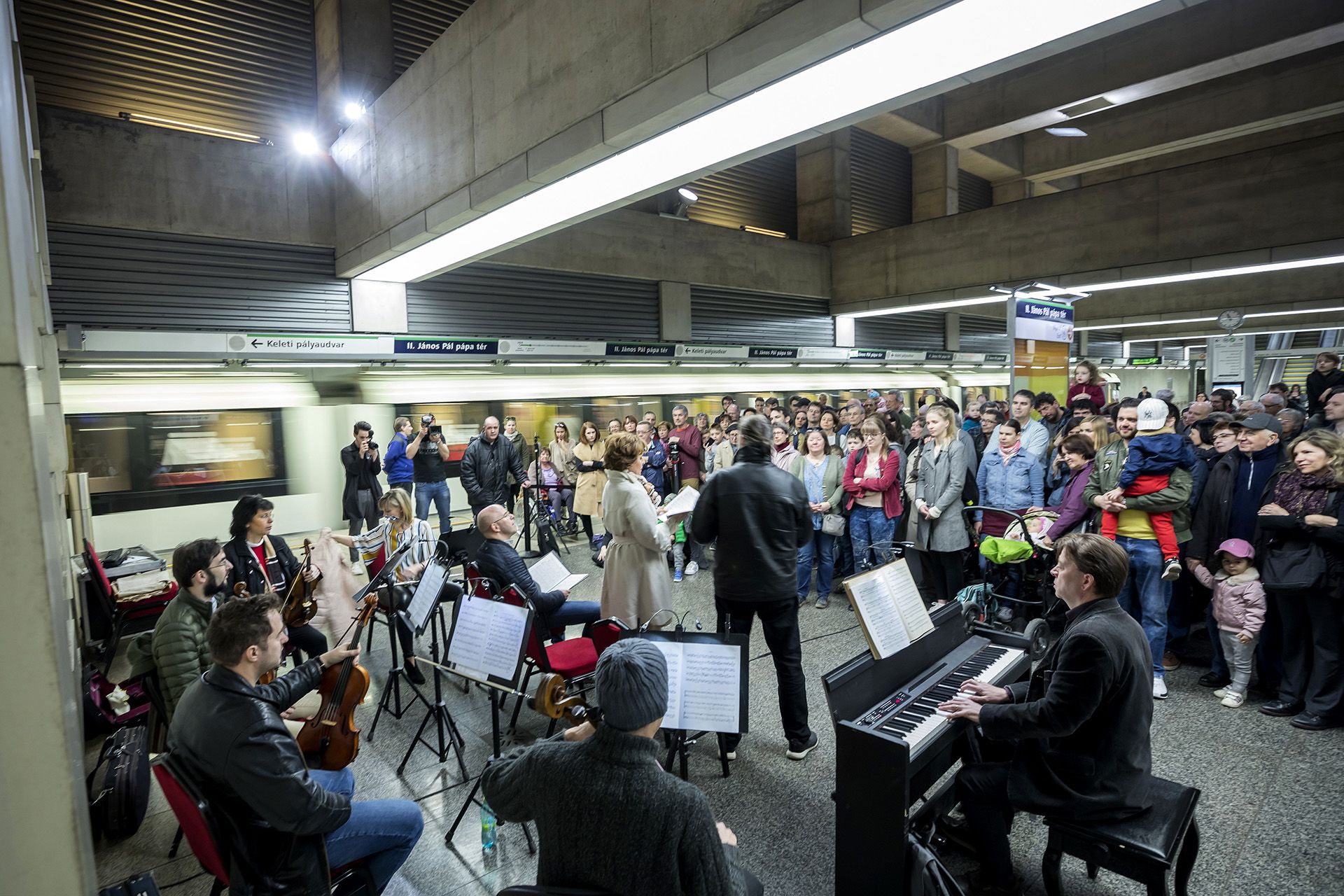A Magyar Állami Operaház zenekara a Bach Mindenkinek Fesztivál keretében tartott koncerten a II. János Pál pápa téri metrómegállóban 2019. március 23-án. Fotó: MTI/Mohai Balázs