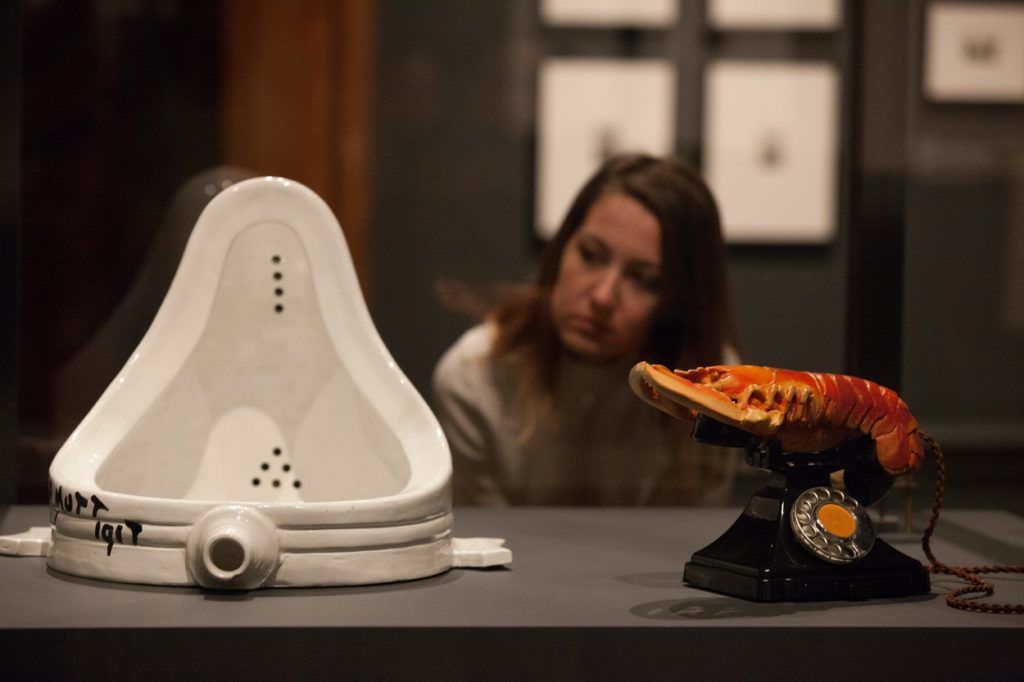 Elsa von Freytag- Loringhoven porcelán piszoárja és Salvador Dali homártelefonja (Fotó: Anna Watson / Camerapress / Profimedia)