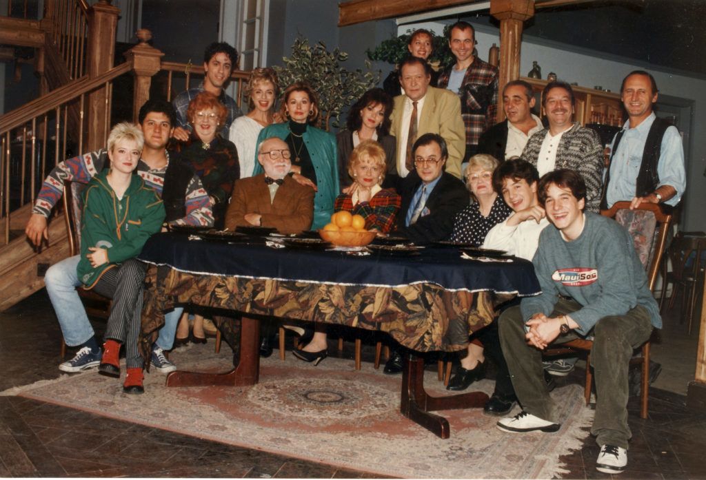 A Familia Kft. című sorozat szereplői. A Família Kft. az 1990-es évek egyik legnépszerűbb magyar televíziós sorozata. Magyarországon ez volt az első szituációs komédia (sitcom). A pilot epizódokat 1991 októberében sugározta a Magyar Televízió (Fotó smagpictures.com)