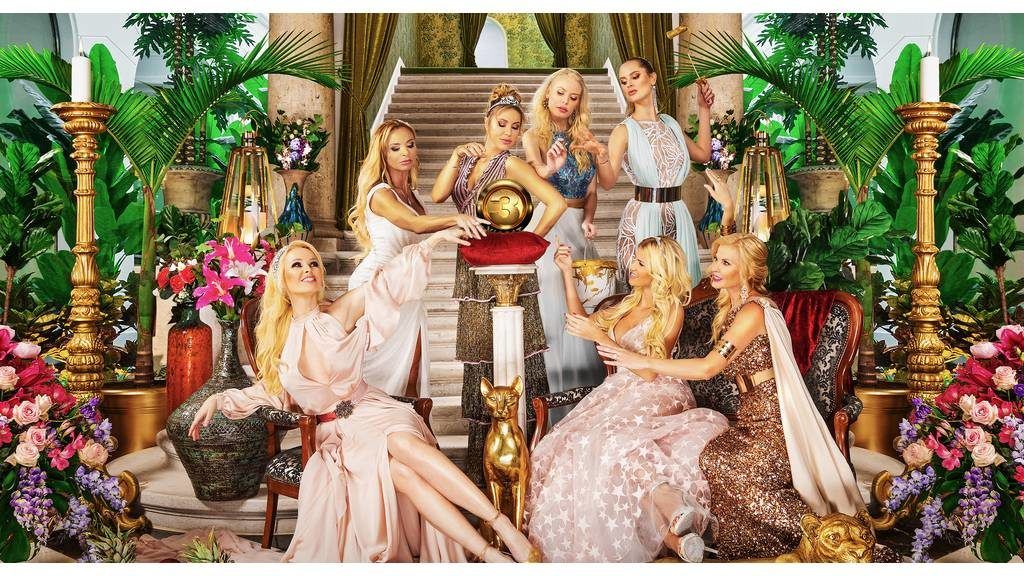 A Feleségek luxuskivitelben szereplői: Köllő Babett, Yvonne Dederick, Csősz Boglárka, Nagy Noémi, Molnár Nikolett, Polgár Tünde és Vasvári Vivien (Fotó: Viasat3)
