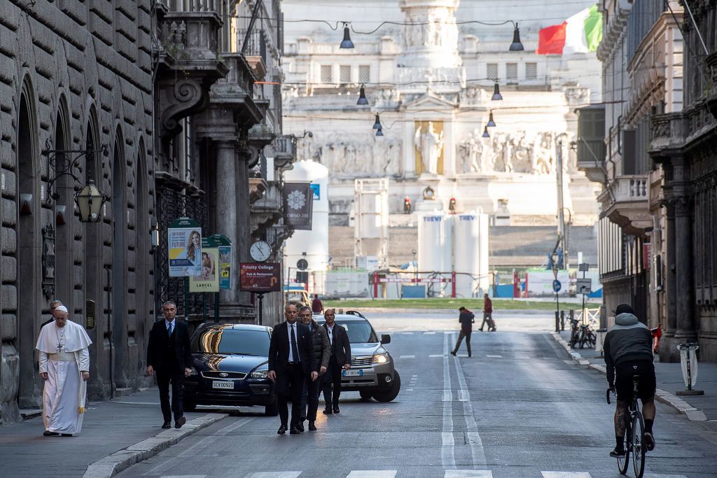Ferenc pápa imádságra érkezik a római San Marcello al Corso-templomba (Fotó: Vatican Pool/Getty Images)