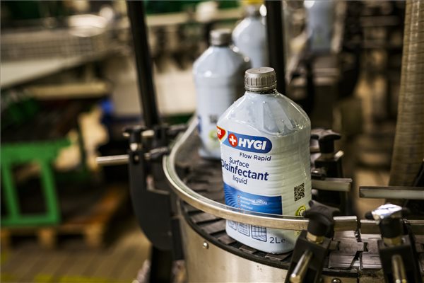 A koronavírus elleni védekezés érdekében a MOL megkezdte a Magyarországon hiánycikknek számító kéz-, és felületfertőtlenítő termékek gyártását. (Fotó: MTI)