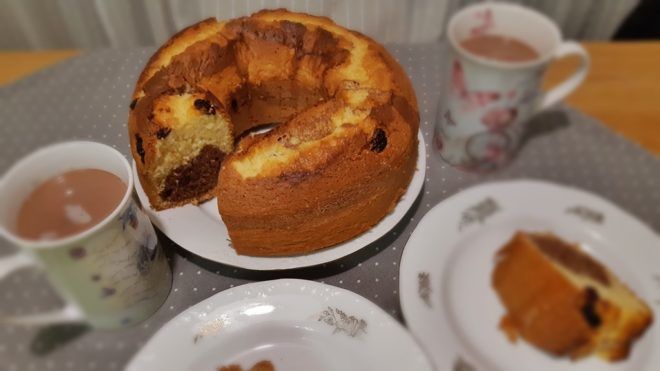 Vaníliás és csokis kuglóf, romantikusan kakaóval (A szerző fotója)