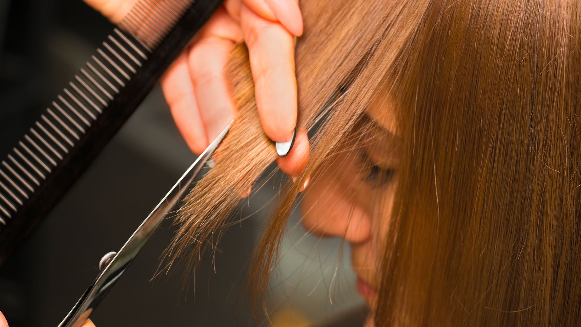 Száraz hajon álljunk neki a frufru kiigazításának. (Illusztráció: Getty Images)