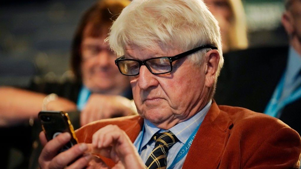 Stanley Johnson nem fél a koronavírustól, inkább kocsmába megy (Fotó: GettyImages)