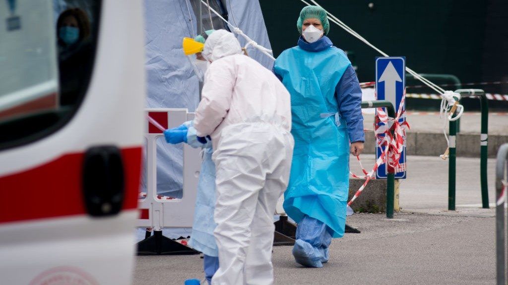 Az olasz orvosok dönthetnek a betegek sorsáról (Fotó: NurPhoto/Getty Images)