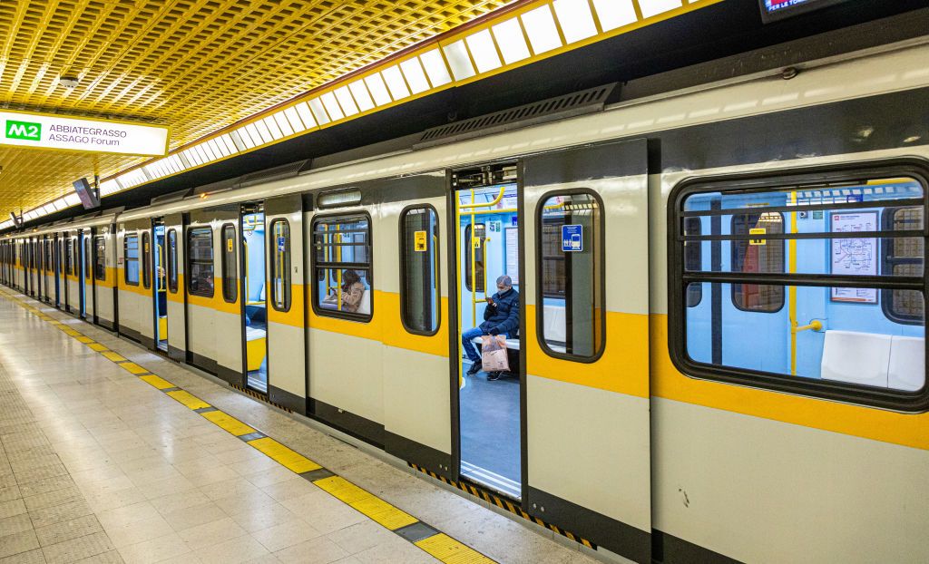 Üresen járnak a metrók Milánóban a karantén alatt