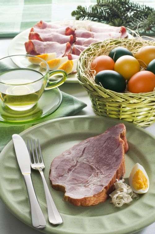 Húsvéti sonka az ünnepi asztalon