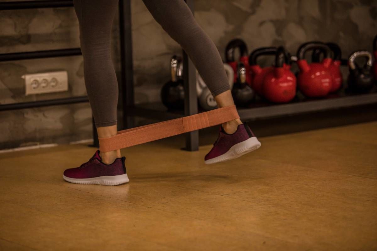 Lábemelés stabil támaszkodásban