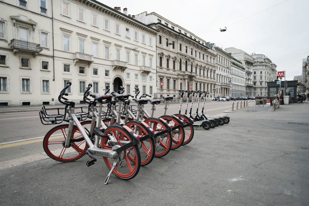 Üres utcák Milánóban a koronavírus miatt