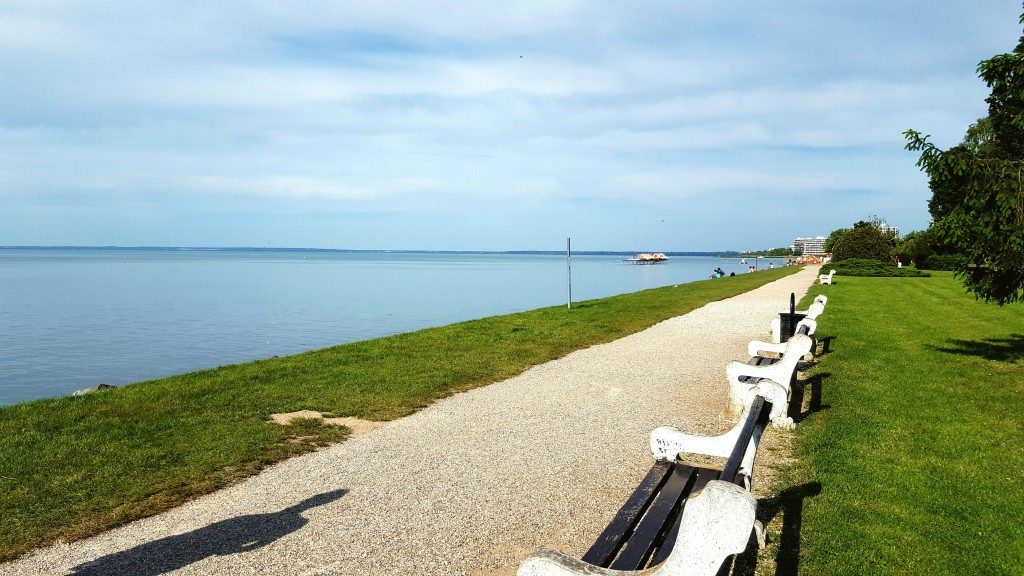 Siófokon a hétvégén sokan vonultak ki a partra, de hétköznap üresek a város utcái (Fotó: Tamás Gyetvai / Getty Images)