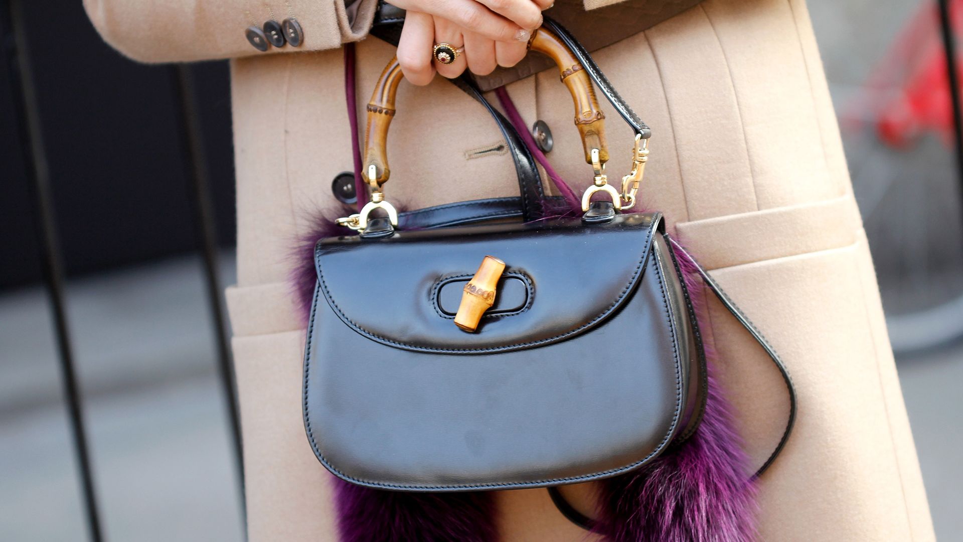 1947-ben mutatták be az első Gucci Bamboo táskát.