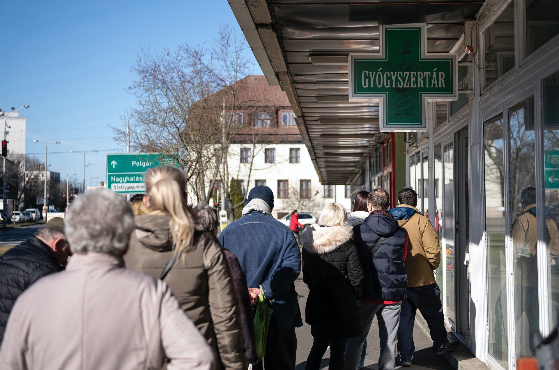 Sorban állók egy gyógyszertárnál Nyíregyházán 2020. március 14-én (Fotó:&nbsp;MTI/Balázs Attila)