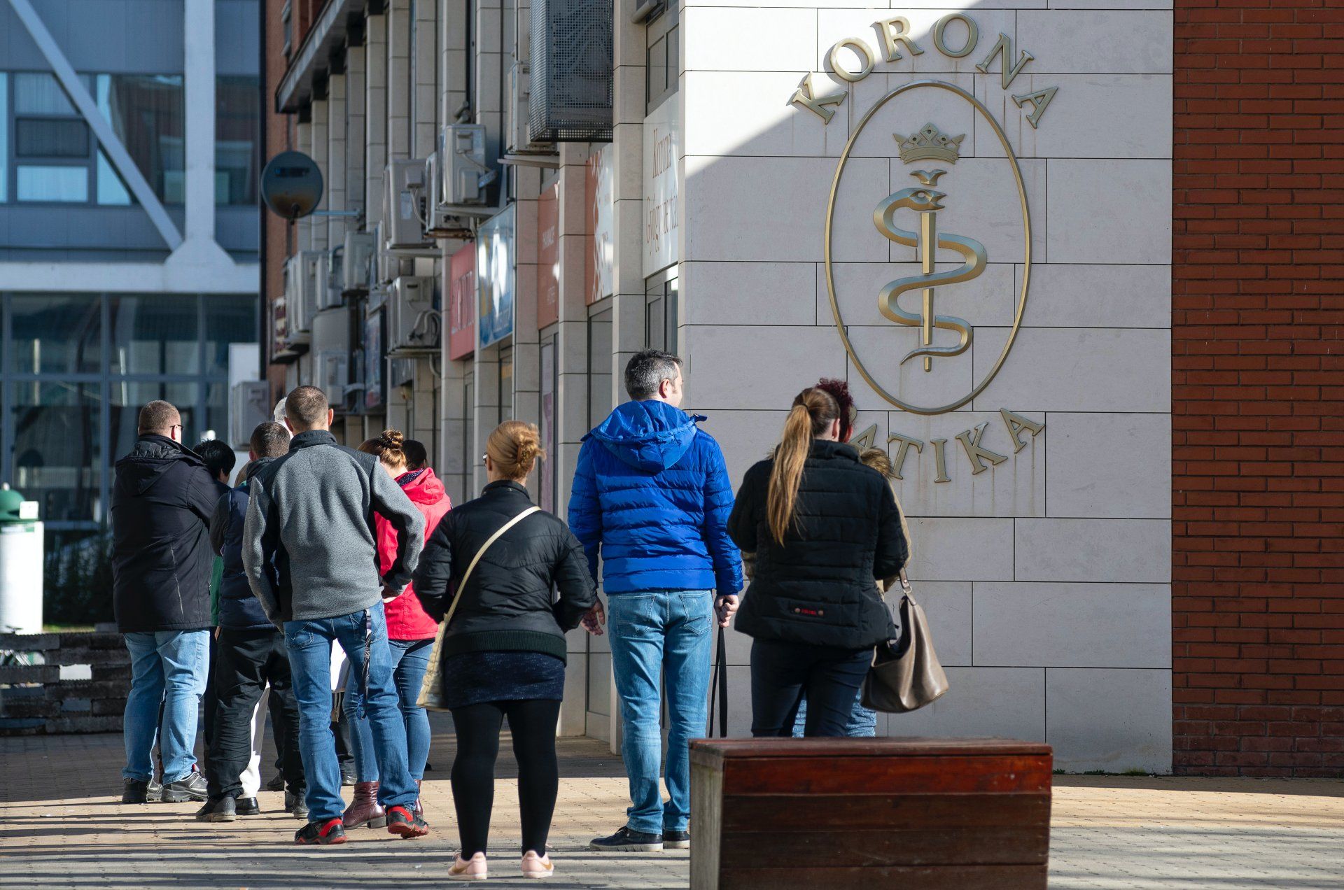 Sorban állók egy gyógyszertárnál Nyíregyházán 2020. március 14-én (Fotó:&nbsp;MTI/Balázs Attila)