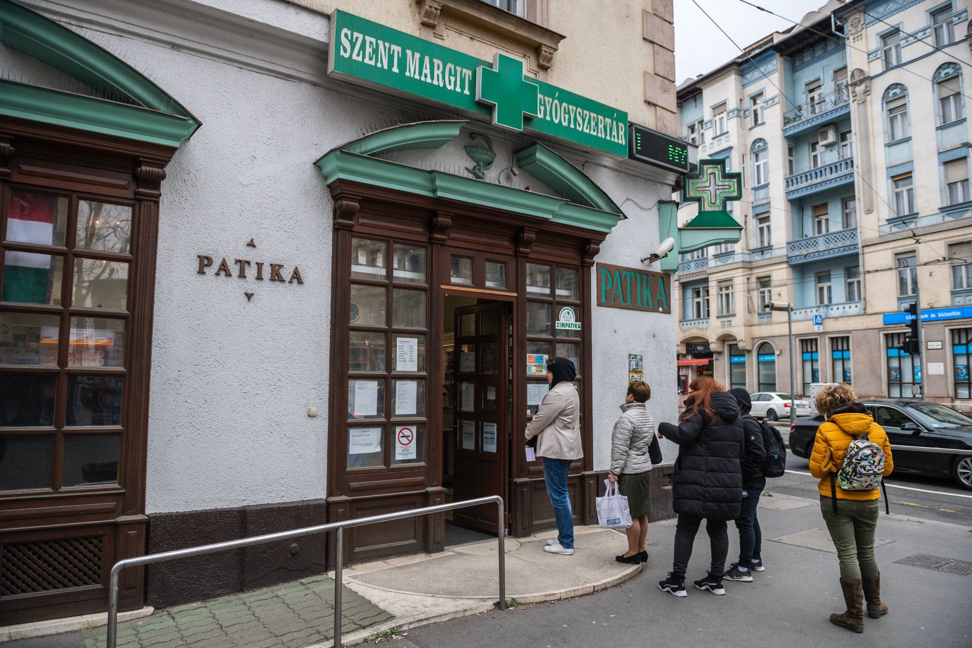 Sorban állók a II. kerületi Szent Margit Gyógyszertárnál 2020. március 13-án (Fotó: MTI/Mónus Márton)