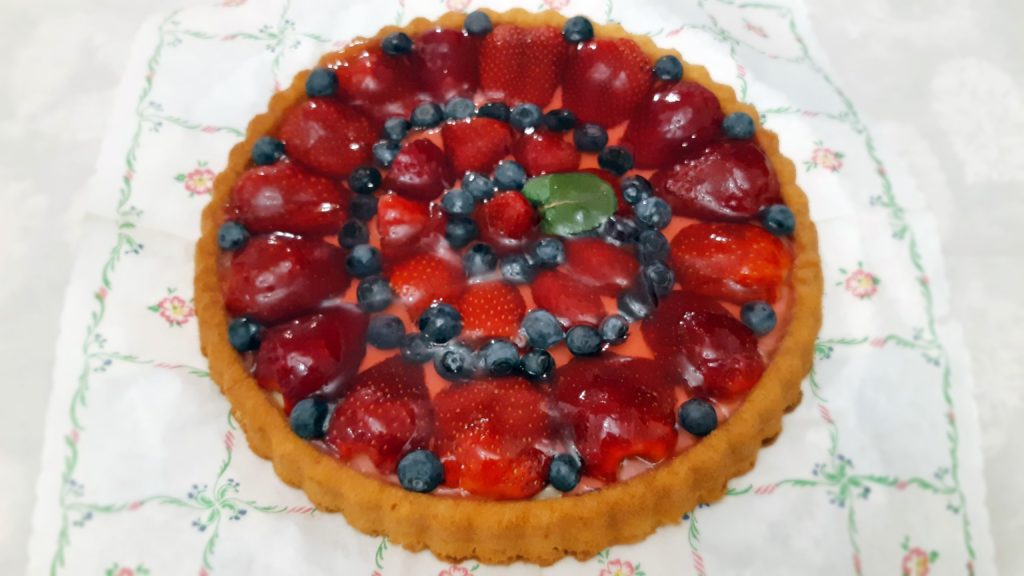 Retro gyümölcstorta eperrel és áfonyával (Fotó: Belső Olga)