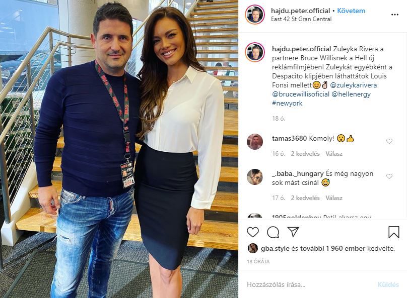 Hajdú Péter vidáman pózolt az ismert modell mellett