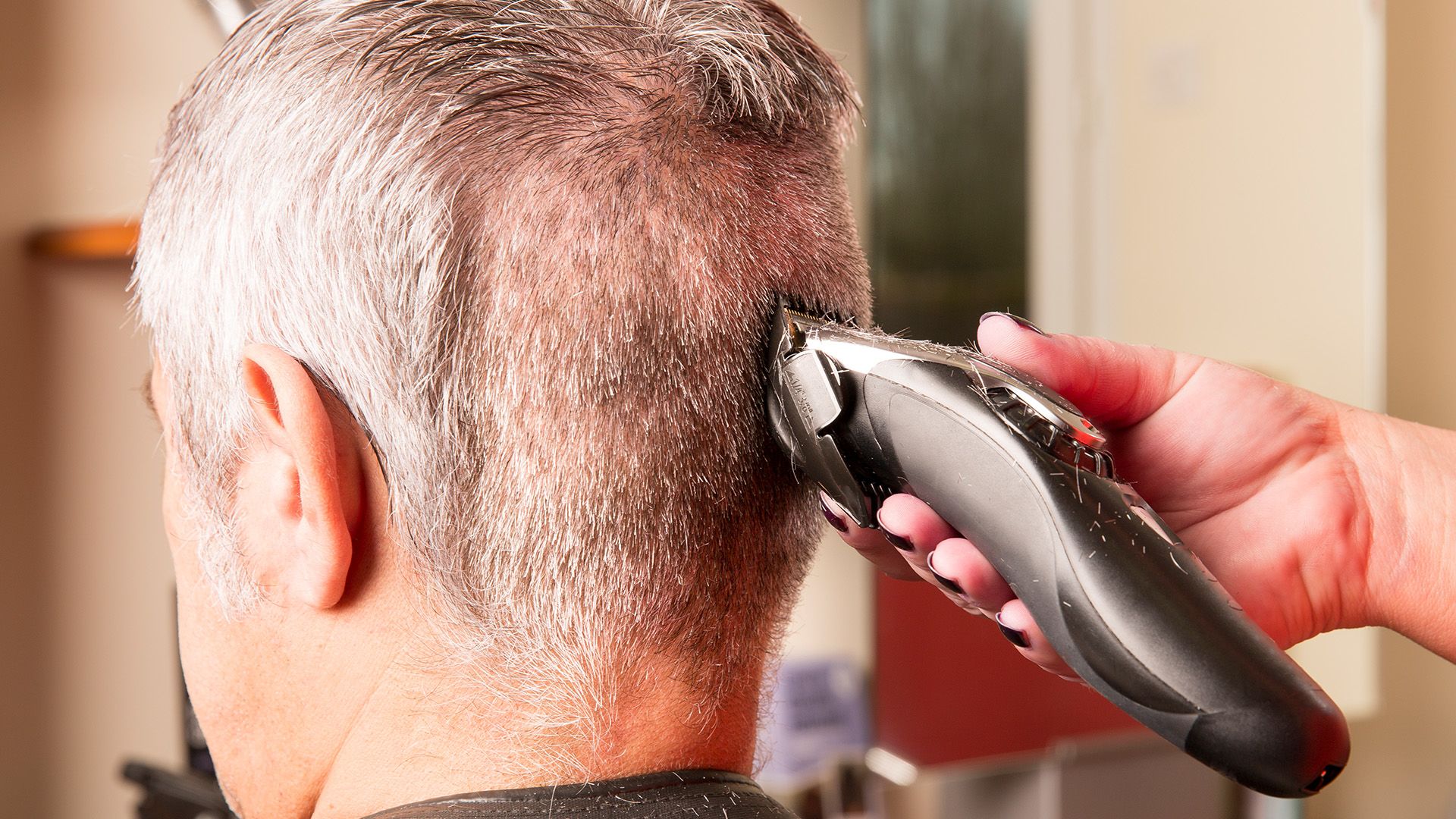 Legalább három különböző fokozatot használjunk ha hajnyírógéppel akarjuk levágni a rövid hajat. (Illusztráció: Getty Images)