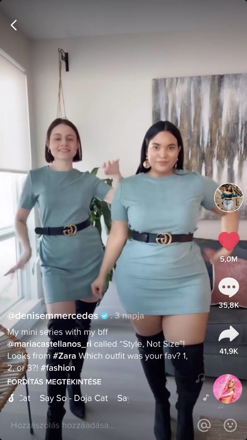 Lányok egyforma ruhában