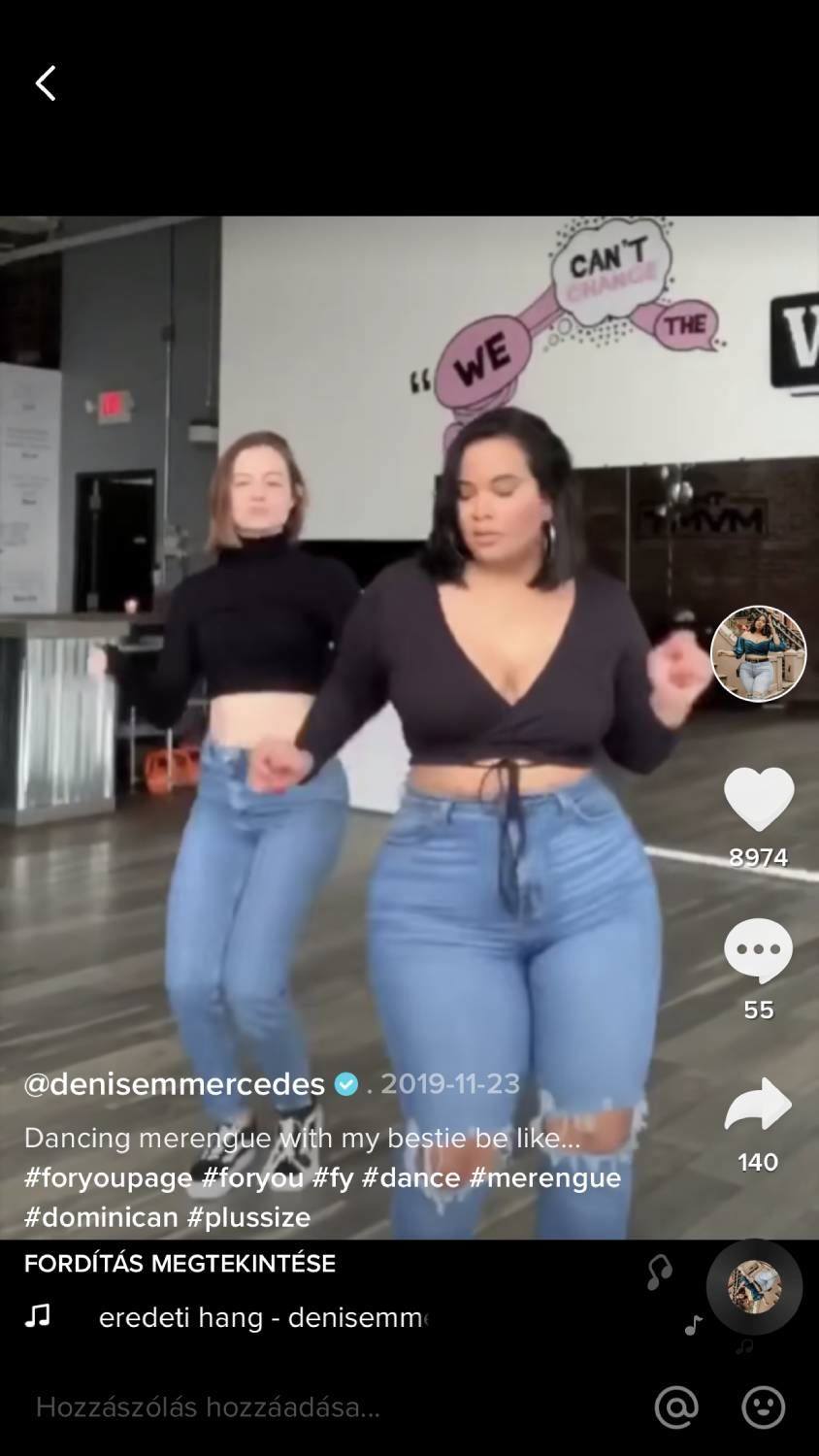 Különböző alkatú nőkön hasonló ruha