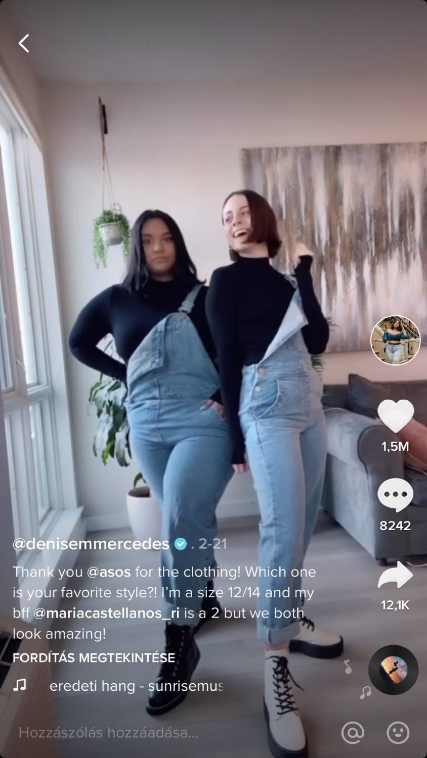 Telt és vékony lányok egyforma ruhában