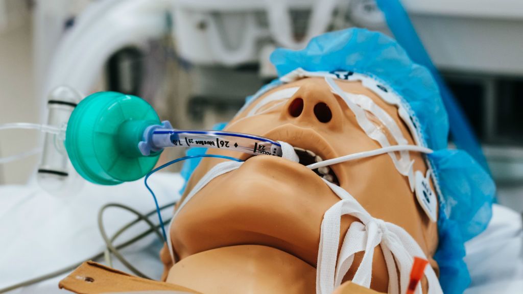 Bár 10 ember életét is megmenthette a dolog, az eszköz eredeti gyártója most perrel fenyegetőzik. Illusztráció: Tim Cooper on Unsplash