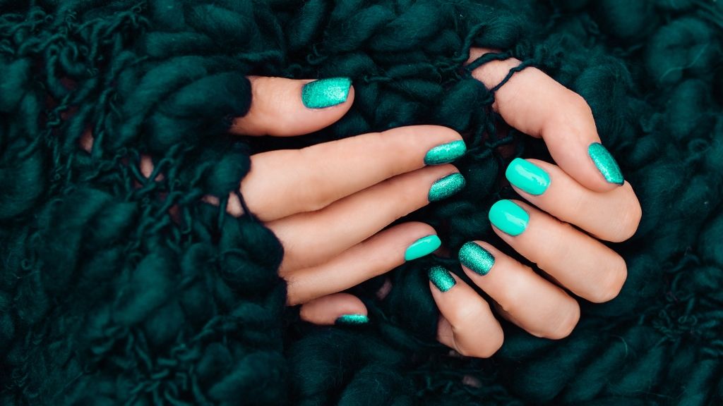 Fesd ki a körmeidet, hogy ne babráld az arcodat!