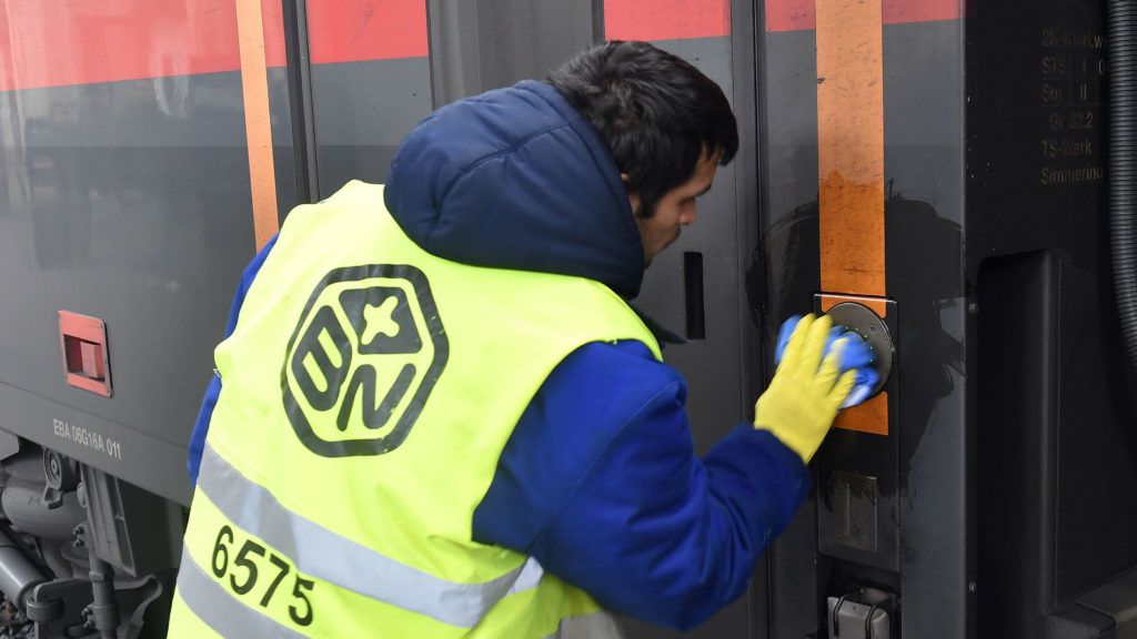 Koronavírus - Fertőtleníti a szerelvények utasterét a MÁVMTI/Máthé Zoltán