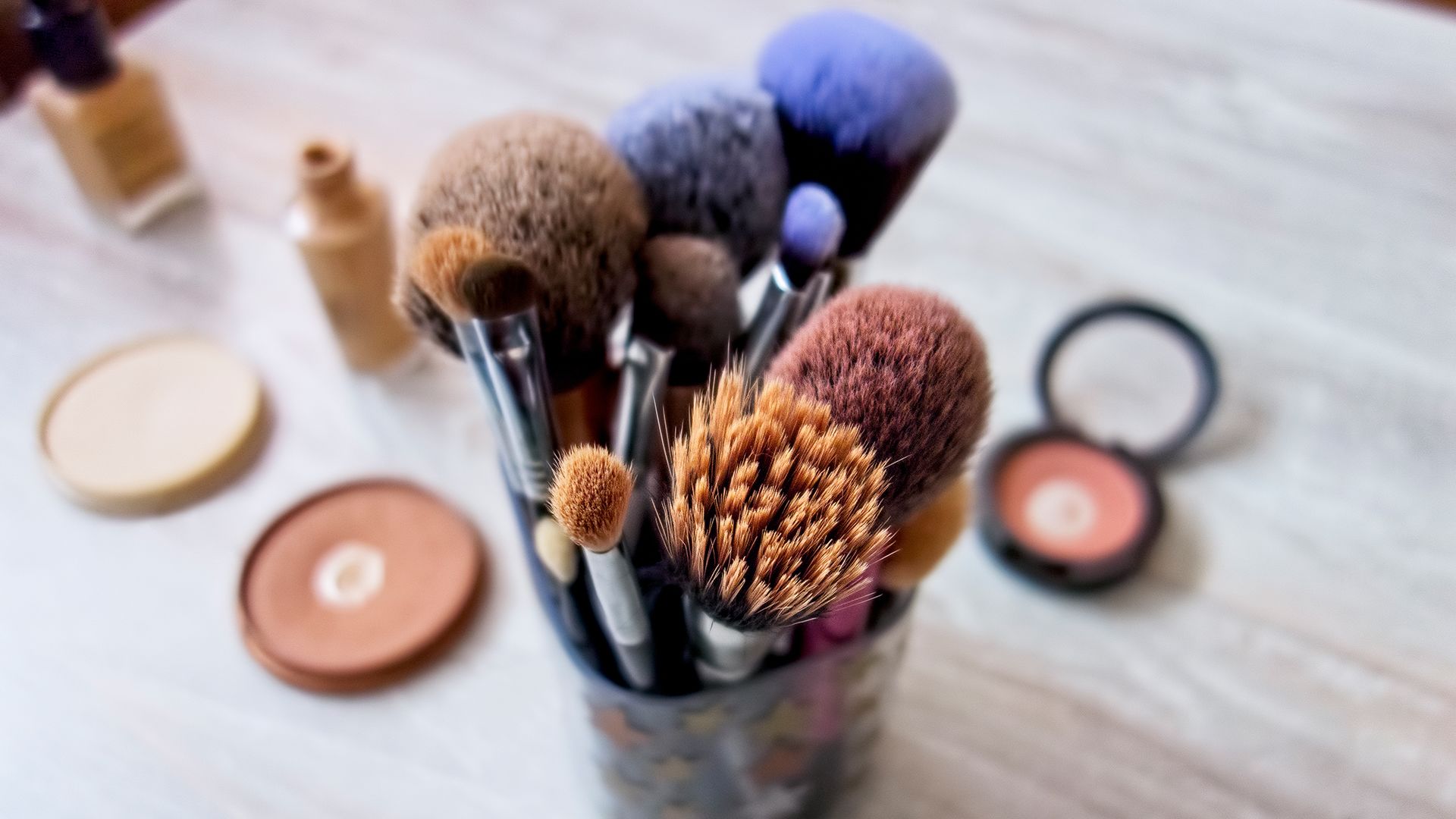 Legalább hetente egyszer tisztísd ki a sminkecseteidet. (Fotó: Getty Images/gerenme)