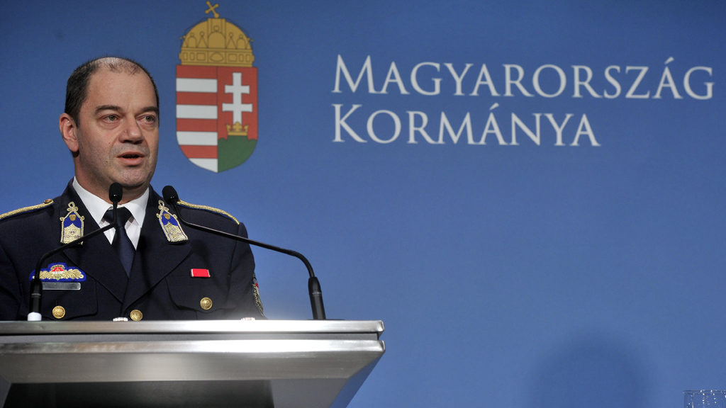 Budapest, 2020. március 4.Lakatos Tibor, az operatív törzs ügyeleti központ vezetője a Szlávik Jánossal, a Dél-pesti Centrumkórház - Országos Hematológiai és Infektológiai Intézet osztályvezető főorvosával rendkívüli sajtótájékoztatót tart a Miniszterelnöki Kabinetirodában Budapesten 2020. március 4-én. Két, Magyarországon tartózkodó, koronavírussal fertőzött, egyelőre tünetmentes iráni diákot kellett a Szent László Kórházba vinni.MTI/Kovács Attila