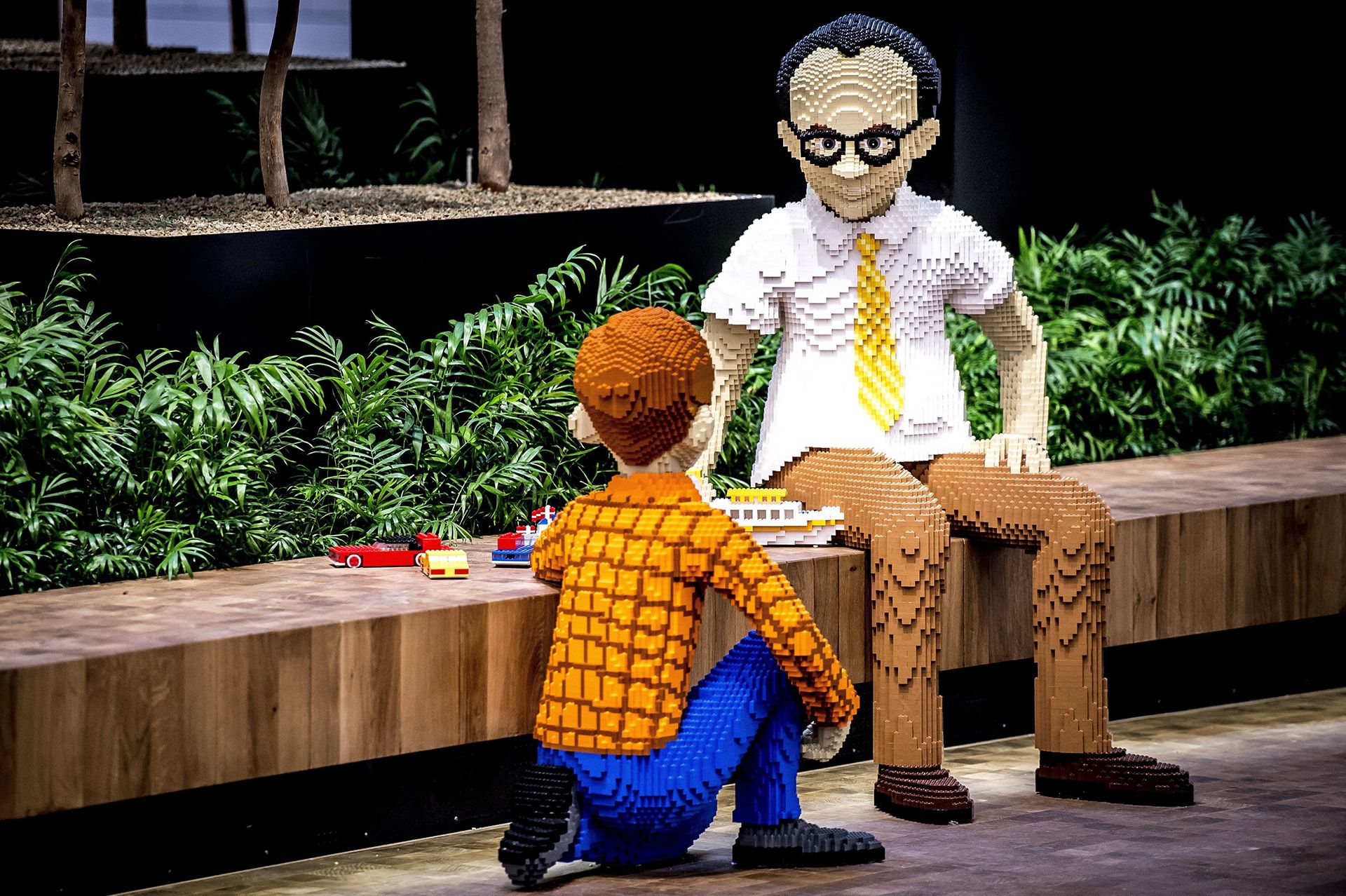 Legokockákból épített figurák a dán Lego játékgyártó vállalat előző évi eredményeit ismertető sajtótájékoztatón a cég billundi központjában (fotó: MTI/EPA/Mads Claus Rasmussen)