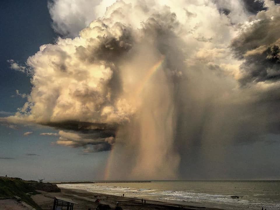 A tengerparton szivárvány kísérte a légzuhatagot (Fotó: Facebook/Red Climática Mundial)