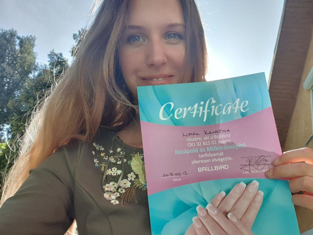 Krisztina a műkörmös oklevéllel
