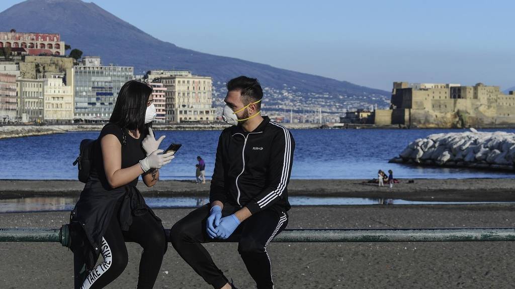 Koronavírus idején maszkban beszélgetnek az emberek