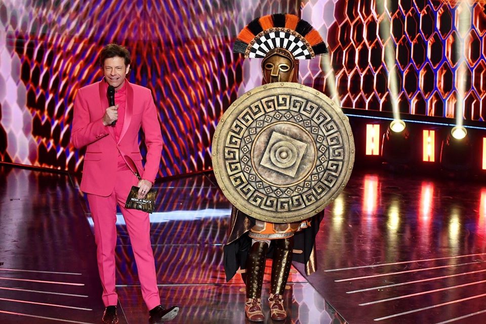 Tilla vibráló színű öltönyéről hosszan beszéltek a Nicsak, ki vagyok? elején (Fotó: TV2)